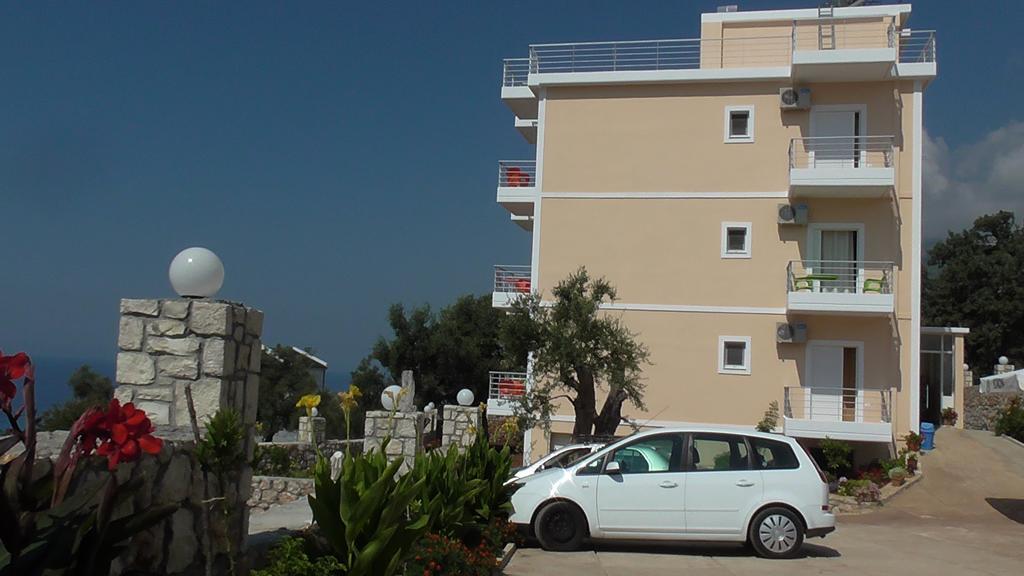 Season Inn Dhërmi Exterior foto